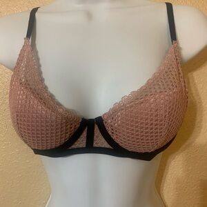 VICTORIA’S SECRET Sz 32C Pink Sparkling Lace Bra
